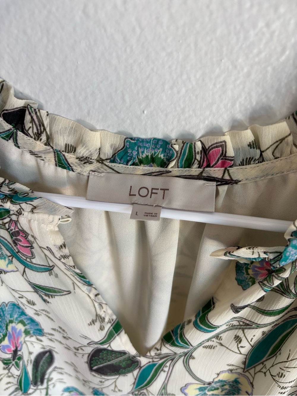 LOFT women’s sz Large Cream Floral Ruffle V-Neck sleeveless blouse top camisole - Picture 4 of 5